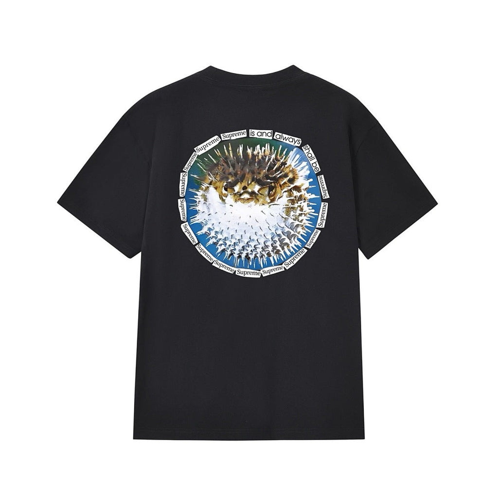款号M229#p40💰 Supreme SS23 WEEK18系列 BLOWFISH TEE 字母图案印花圆领套头短袖T恤 男女同款 宽松版型 采用260克精梳棉双纱 从面料到辅料全部三标齐全跟足 - view 1